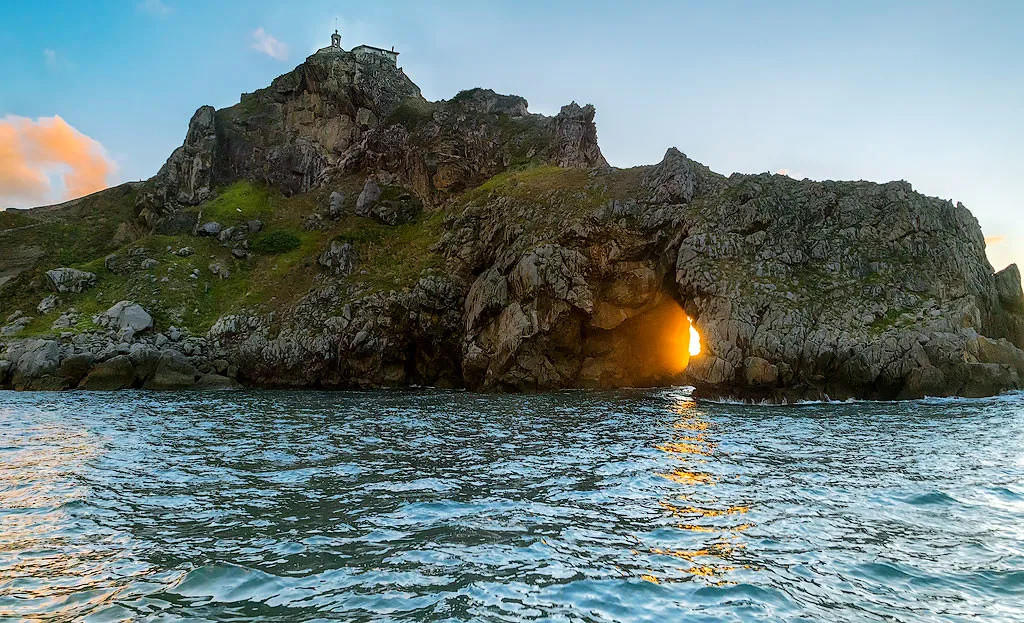 l'île de Gaztelugatxe et ses 241 marches au dessus de l'océan l ile de Gaztelugatxe et ses 241 marches au dessus de la mer pays basque espagne 7 l-ile-de-Gaztelugatxe-et-ses-241-marches-au-dessus-de-la-mer-pays-basque-espagne-7