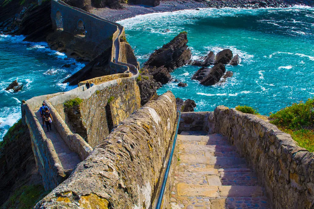 l'île de Gaztelugatxe et ses 241 marches au dessus de l'océan l ile de Gaztelugatxe et ses 241 marches au dessus de la mer pays basque espagne 9 l-ile-de-Gaztelugatxe-et-ses-241-marches-au-dessus-de-la-mer-pays-basque-espagne-9