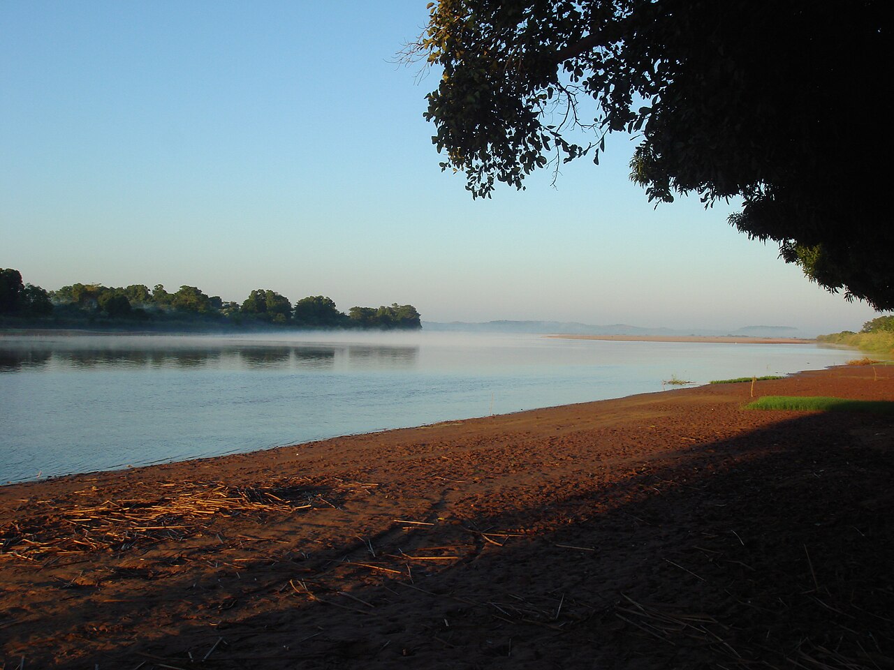 Fleuve Manambolo dans le parc du Tsingy de Bemaraha à Madagascar Fleuve Manambolo dans le parc du Tsingy de Bemaraha à Madagascar