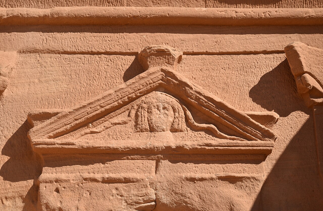 Tombe numéro 30 de Qasr al-Bint à Hégra et sa façade nabatéenne Détail de la tombe numéro 30 de Qasr al-Bint à Hégra et sa façade nabatéenne