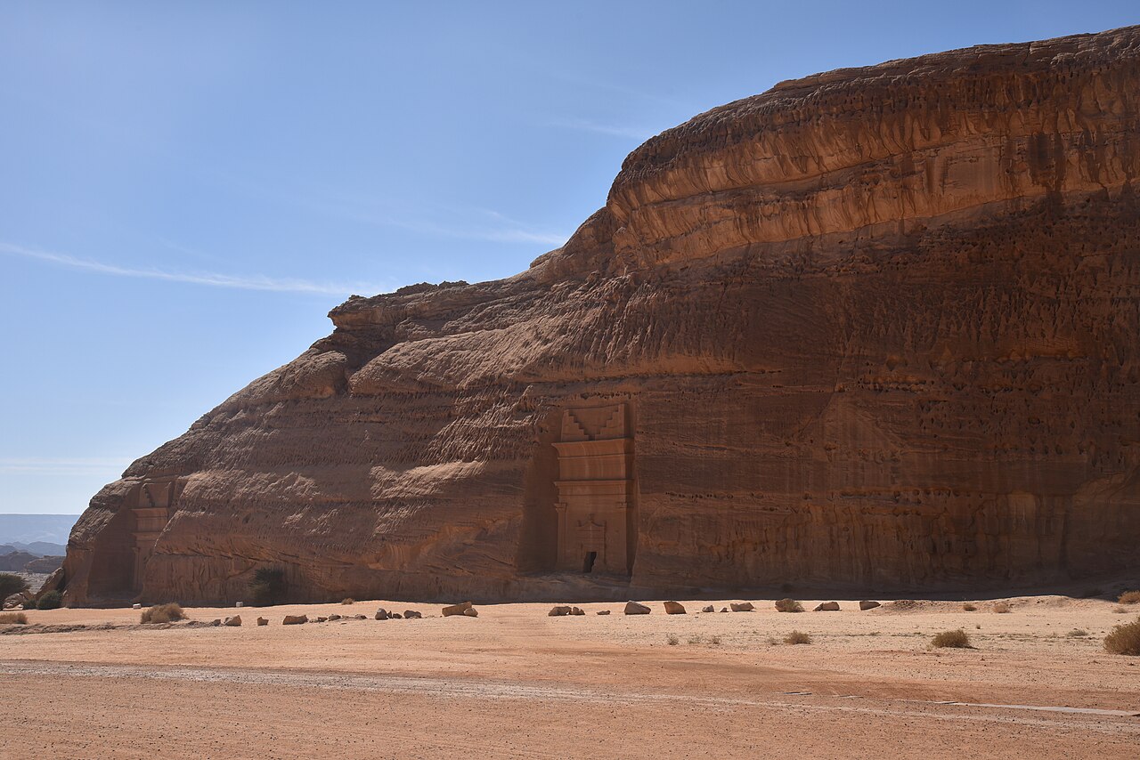 Tombeaux nabatéens de la nécropole de Qasr al-Bint à Hégra en Arabie saoudite Tombeaux nabatéens de la nécropole de Qasr al-Bint à Hégra en Arabie saoudite