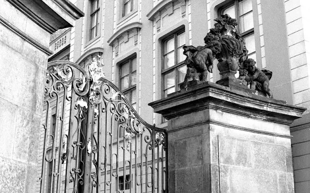 33 clichés noir et blanc de Prague dans les années 1990 33 cliches noir et blanc de Prague dans les annees 1990 republique tcheque 17 33-cliches-noir-et-blanc-de-Prague-dans-les-annees-1990-republique-tcheque