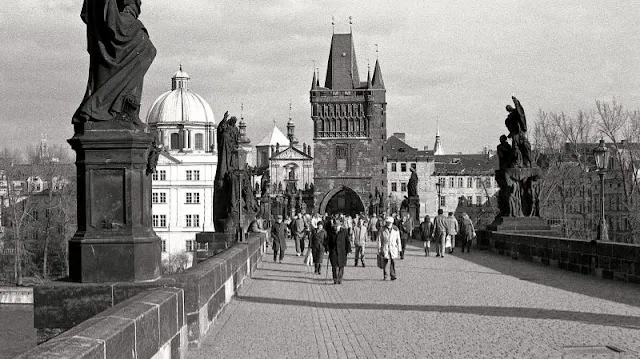 33 clichés noir et blanc de Prague dans les années 1990 33 cliches noir et blanc de Prague dans les annees 1990 republique tcheque 20 33-cliches-noir-et-blanc-de-Prague-dans-les-annees-1990-republique-tcheque