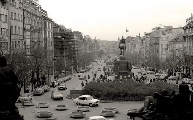 33 clichés noir et blanc de Prague dans les années 1990 33 cliches noir et blanc de Prague dans les annees 1990 republique tcheque 24 33-cliches-noir-et-blanc-de-Prague-dans-les-annees-1990-republique-tcheque