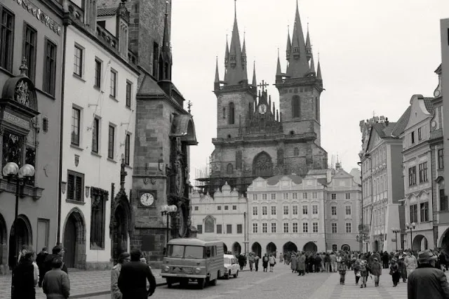 33 clichés noir et blanc de Prague dans les années 1990 33 cliches noir et blanc de Prague dans les annees 1990 republique tcheque 3 33-cliches-noir-et-blanc-de-Prague-dans-les-annees-1990-republique-tcheque