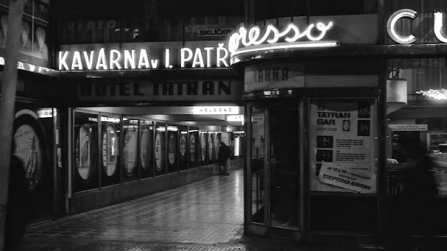 33 clichés noir et blanc de Prague dans les années 1990 33 cliches noir et blanc de Prague dans les annees 1990 republique tcheque 5 33-cliches-noir-et-blanc-de-Prague-dans-les-annees-1990-republique-tcheque