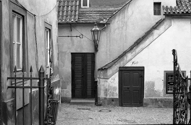 33 clichés noir et blanc de Prague dans les années 1990 33 cliches noir et blanc de Prague dans les annees 1990 republique tcheque 9 33-cliches-noir-et-blanc-de-Prague-dans-les-annees-1990-republique-tcheque