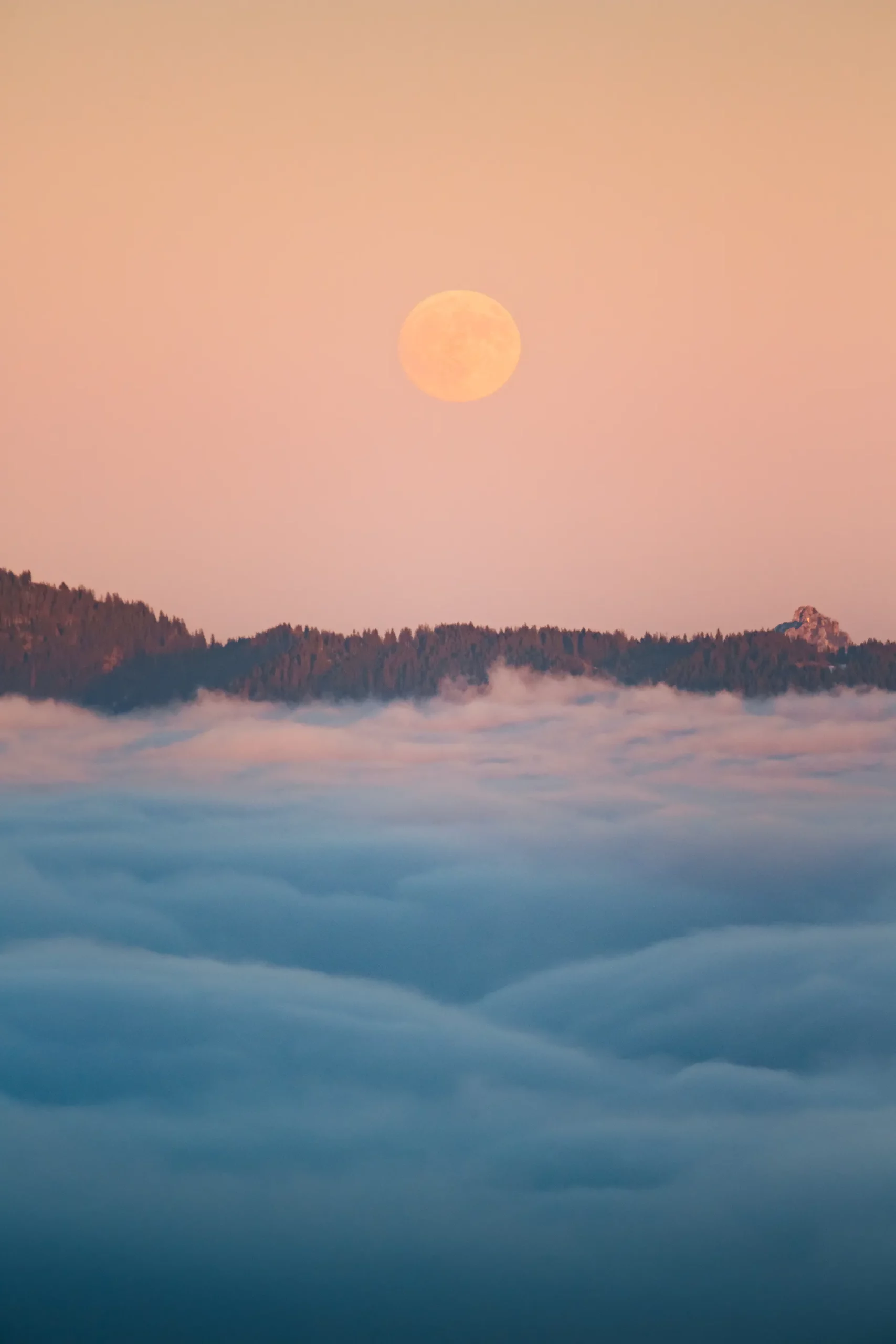 An evening over the clouds - un soir au dessus des nuages An evening over the clouds un soir au dessus des nuages florian wenzel 5 scaled An-evening-over-the-clouds-un-soir-au-dessus-des-nuages-florian-wenzel