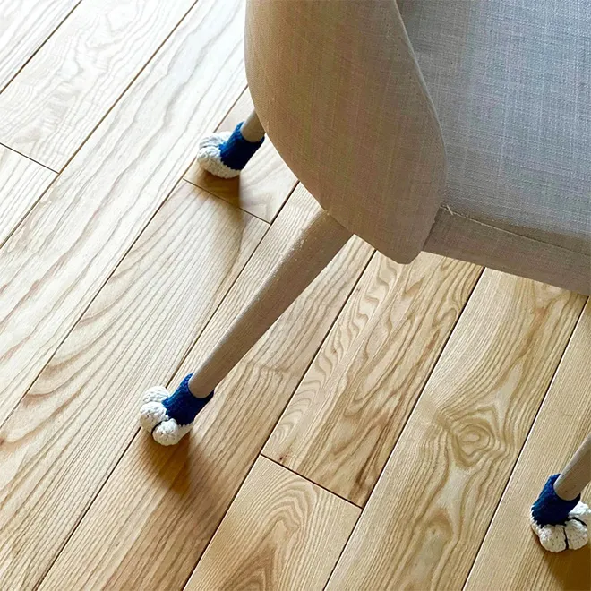 Des chaussettes pattes de chat pour chaise afin de protéger le plancher Des chaussettes pattes de chat pour chaise afin de proteger le plancher 11 Des-chaussettes-pattes-de-chat-pour-chaise-afin-de-proteger-le-plancher