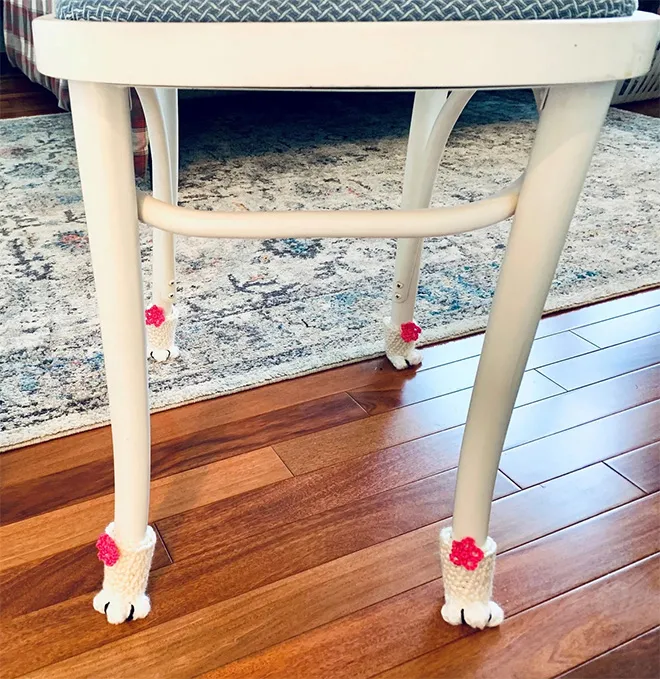 Des chaussettes pattes de chat pour chaise afin de protéger le plancher Des chaussettes pattes de chat pour chaise afin de proteger le plancher 13 Des-chaussettes-pattes-de-chat-pour-chaise-afin-de-proteger-le-plancher