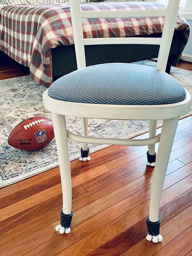 Des chaussettes pattes de chat pour chaise afin de protéger le plancher Des chaussettes pattes de chat pour chaise afin de proteger le plancher 5 Des-chaussettes-pattes-de-chat-pour-chaise-afin-de-proteger-le-plancher