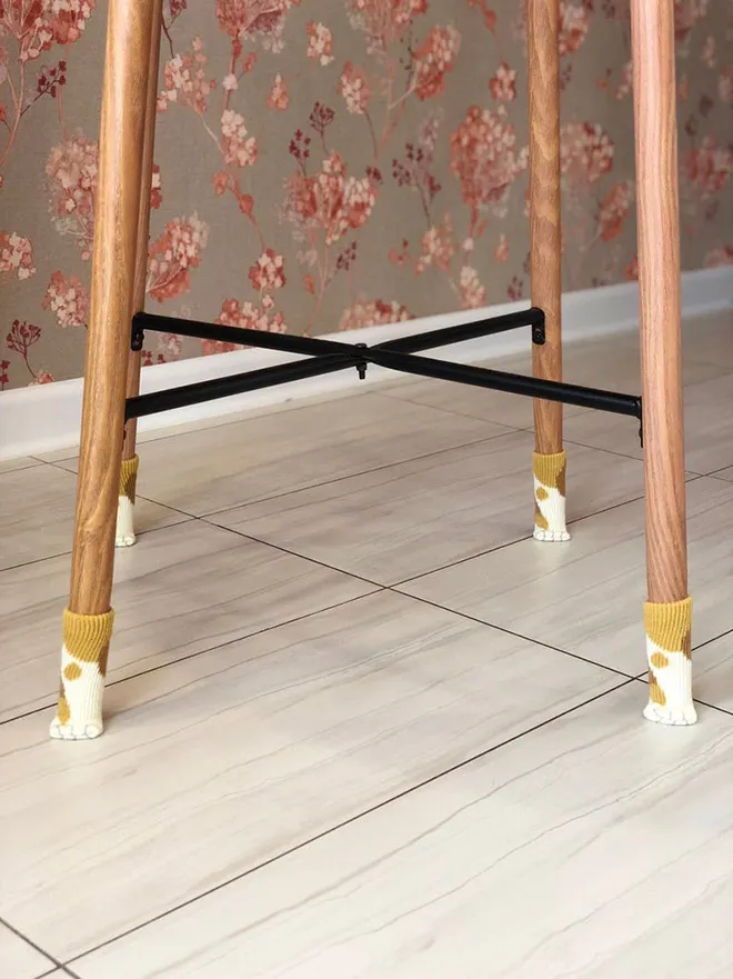Des chaussettes pattes de chat pour chaise afin de protéger le plancher Des chaussettes pattes de chat pour chaise afin de proteger le plancher 8 Des-chaussettes-pattes-de-chat-pour-chaise-afin-de-proteger-le-plancher