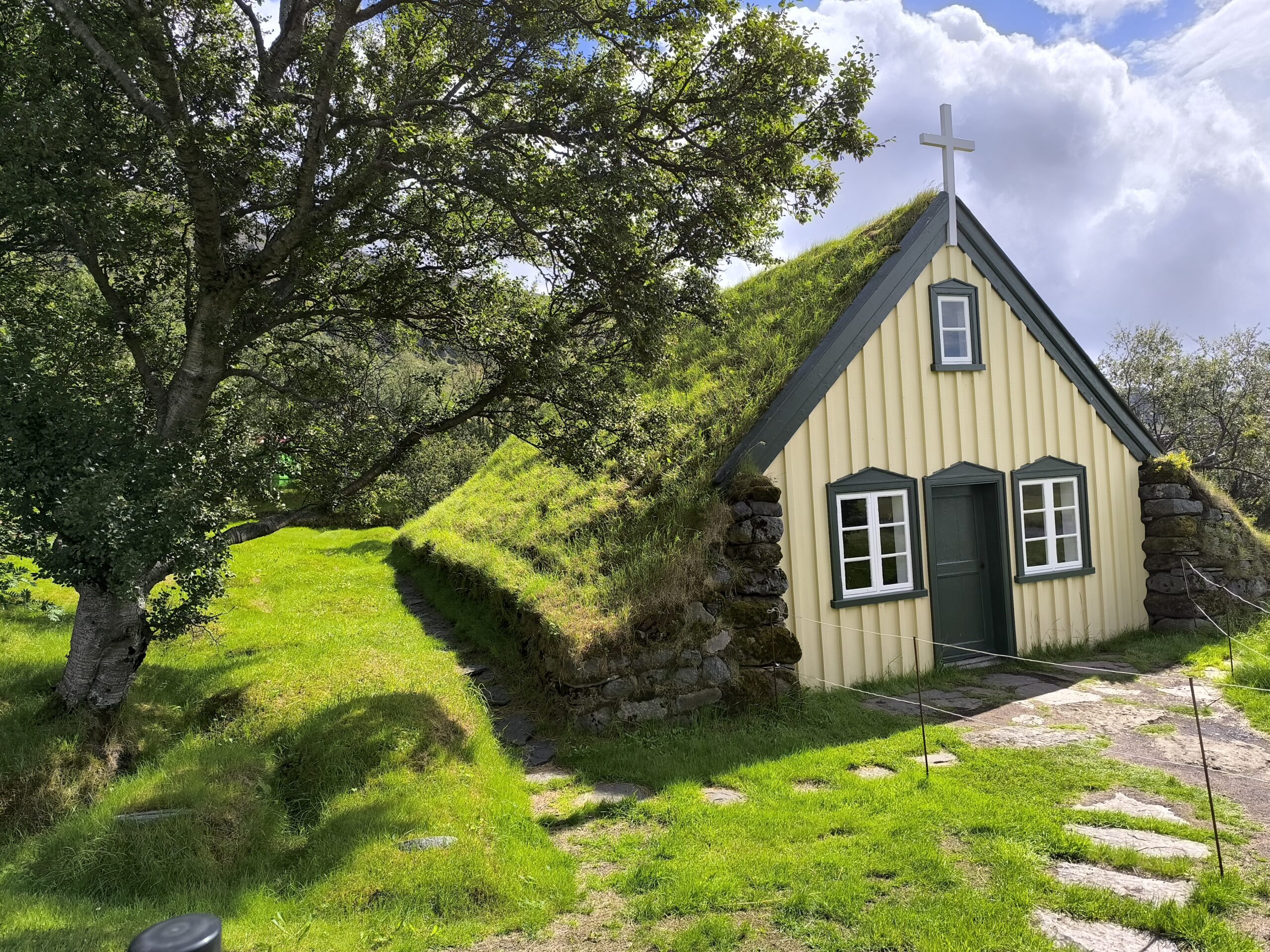 L'église Hofskirkja, la seule église avec un toit en herbe L eglise Hofskirkja la seule eglise avec un toit en herbe hof islande 10 scaled L-eglise-Hofskirkja-la-seule-eglise-avec-un-toit-en-herbe-hof-islande-10