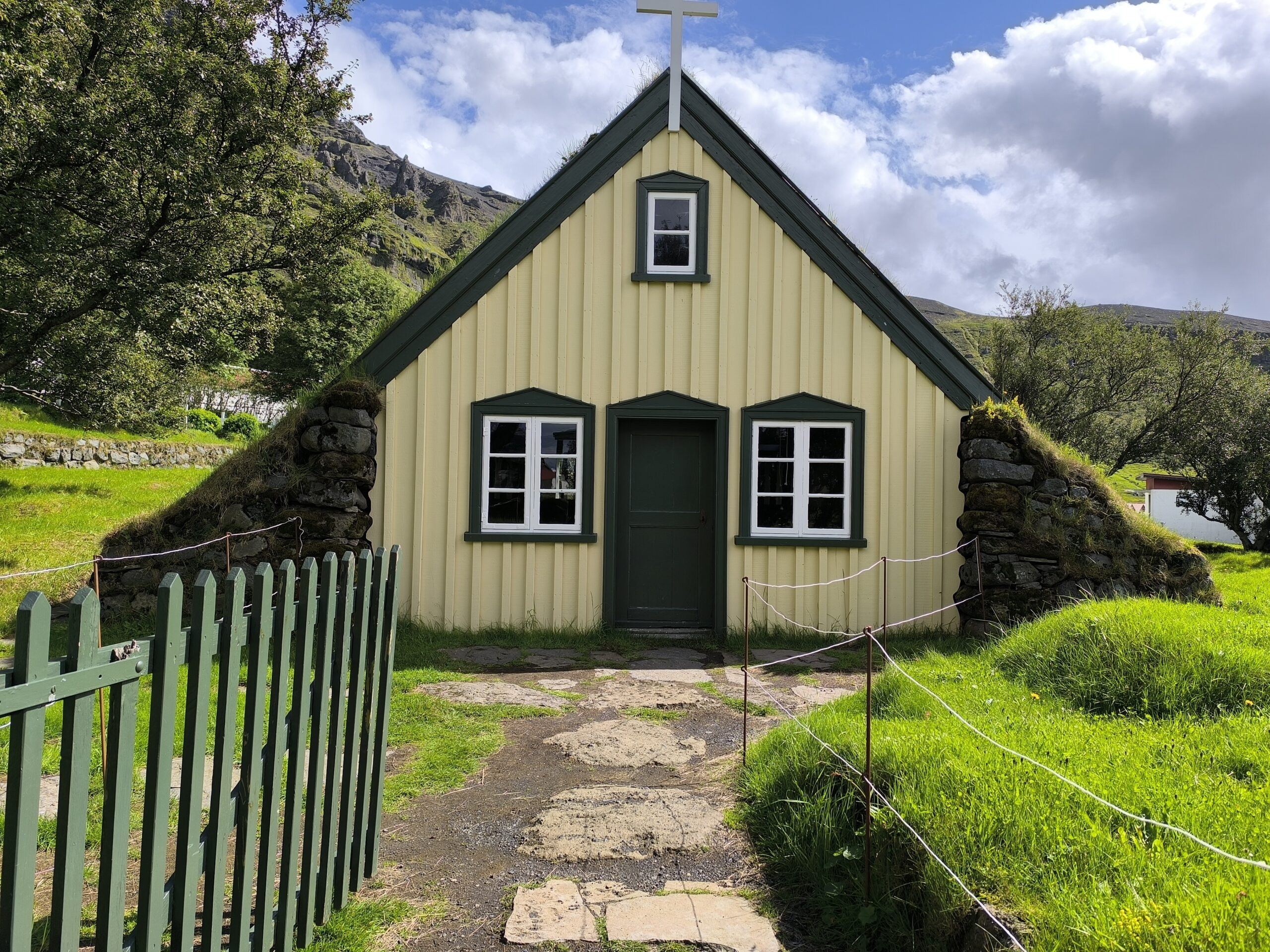 L'église Hofskirkja, la seule église avec un toit en herbe L eglise Hofskirkja la seule eglise avec un toit en herbe hof islande 11 scaled L-eglise-Hofskirkja-la-seule-eglise-avec-un-toit-en-herbe-hof-islande-11