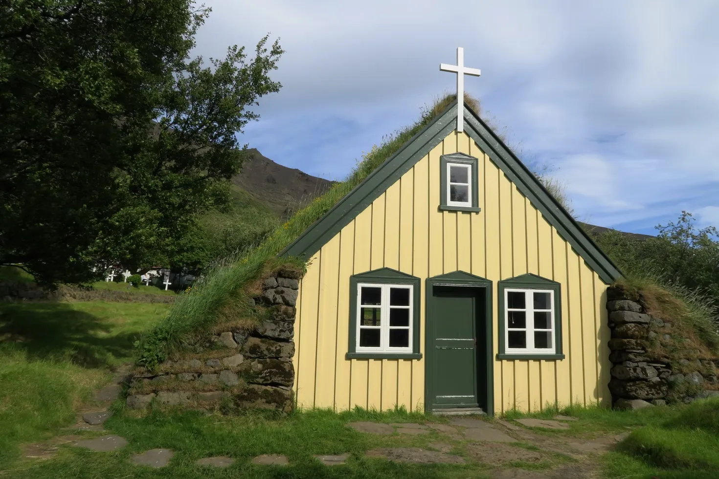 L'église Hofskirkja, la seule église avec un toit en herbe L eglise Hofskirkja la seule eglise avec un toit en herbe hof islande 4 L-eglise-Hofskirkja-la-seule-eglise-avec-un-toit-en-herbe-hof-islande-4