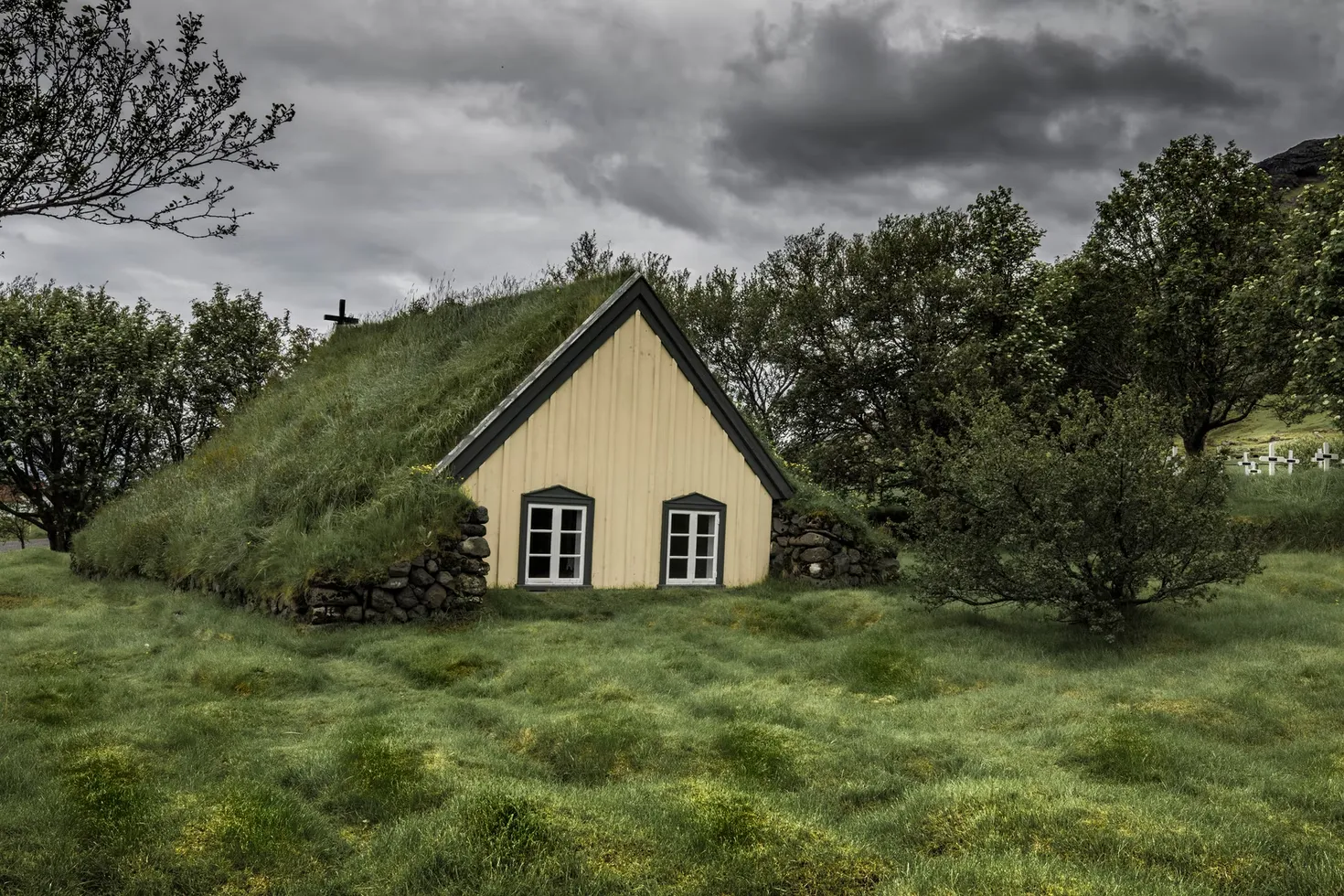 L'église Hofskirkja, la seule église avec un toit en herbe L eglise Hofskirkja la seule eglise avec un toit en herbe hof islande 5 L-eglise-Hofskirkja-la-seule-eglise-avec-un-toit-en-herbe-hof-islande-5