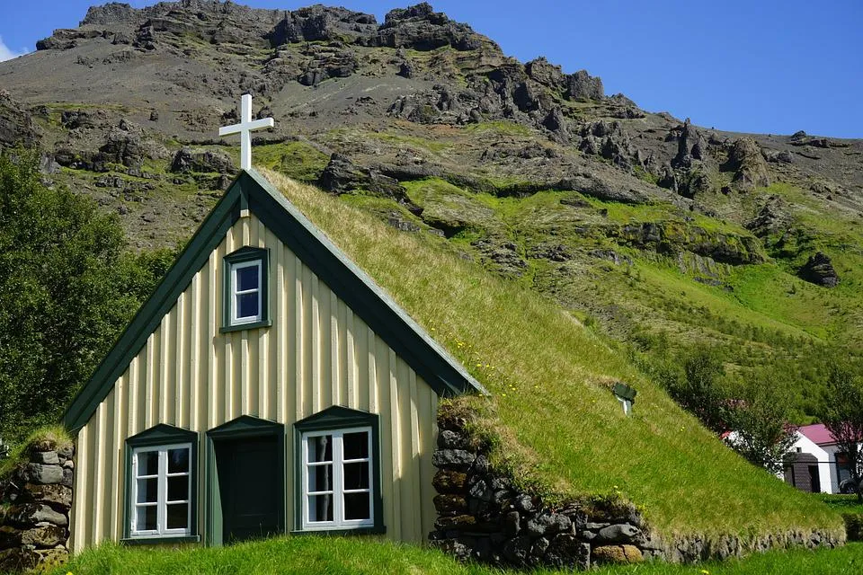 L'église Hofskirkja, la seule église avec un toit en herbe L eglise Hofskirkja la seule eglise avec un toit en herbe hof islande 7 L-eglise-Hofskirkja-la-seule-eglise-avec-un-toit-en-herbe-hof-islande-7