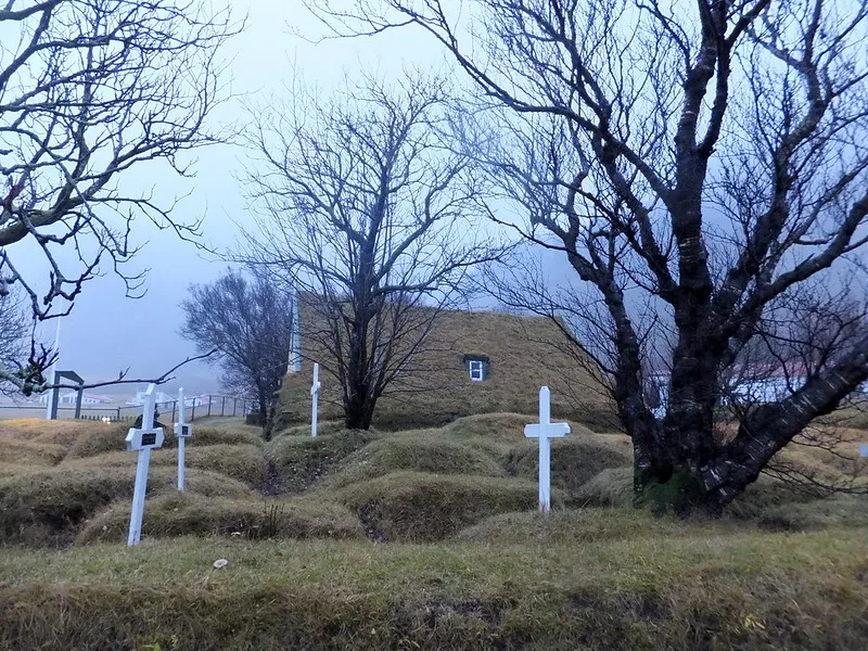 L'église Hofskirkja, la seule église avec un toit en herbe L eglise Hofskirkja la seule eglise avec un toit en herbe hof islande 8 L-eglise-Hofskirkja-la-seule-eglise-avec-un-toit-en-herbe-hof-islande-8