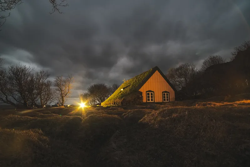 L'église Hofskirkja, la seule église avec un toit en herbe L eglise Hofskirkja la seule eglise avec un toit en herbe hof islande 9 L-eglise-Hofskirkja-la-seule-eglise-avec-un-toit-en-herbe-hof-islande-9