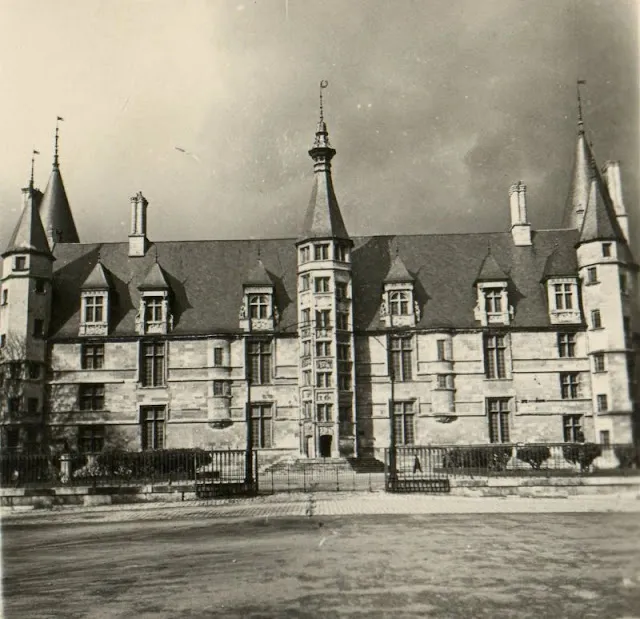 La France des années 1940 sous l'objectif d'un soldat allemand La France des annees 1940 sous l objectif d un soldat allemand 17 palais ducal nevers La-France-des-annees-1940-sous-l-objectif-d-un-soldat-allemand-17-palais-ducal-nevers
