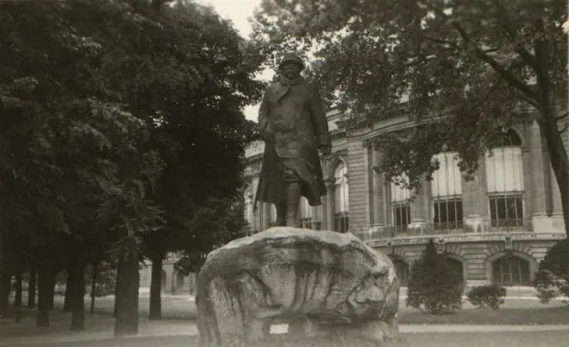 La France des années 1940 sous l'objectif d'un soldat allemand La France des annees 1940 sous l objectif d un soldat allemand 30 statue de clemenceau paris La-France-des-annees-1940-sous-l-objectif-d-un-soldat-allemand-30-statue-de-clemenceau-paris