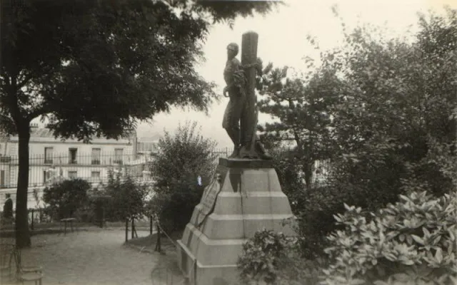 La France des années 1940 sous l'objectif d'un soldat allemand La France des annees 1940 sous l objectif d un soldat allemand 31 satue francois jean lefebvre sacre coeur montmartre paris La-France-des-annees-1940-sous-l-objectif-d-un-soldat-allemand-31-satue-francois-jean-lefebvre-sacre-coeur-montmartre-paris