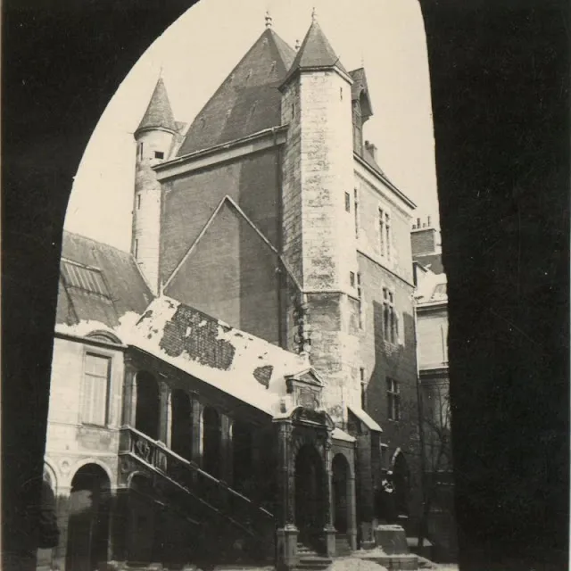 La France des années 1940 sous l'objectif d'un soldat allemand La France des annees 1940 sous l objectif d un soldat allemand 7 cour de bar dijon La-France-des-annees-1940-sous-l-objectif-d-un-soldat-allemand-7-cour-de-bar-dijon