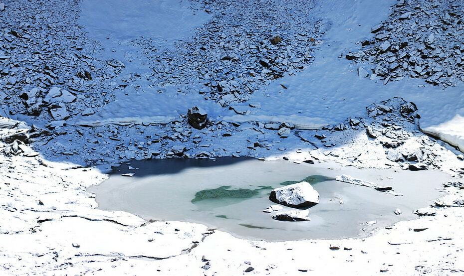 Roopkund : le lac aux squelettes de l’Himalaya et son étrange mystère Le lac Roopkund le lac des squelettes himalaya inde Le lac Roopkund le lac des squelettes himalaya inde