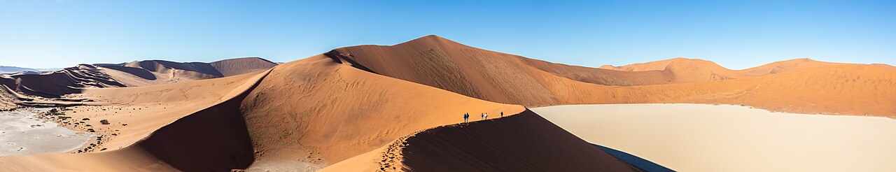 Dune Big Daddy dominant Deadvlei à Sossusvlei dans le désert du Namib Dune Big Daddy dominant Deadvlei à Sossusvlei dans le désert du Namib