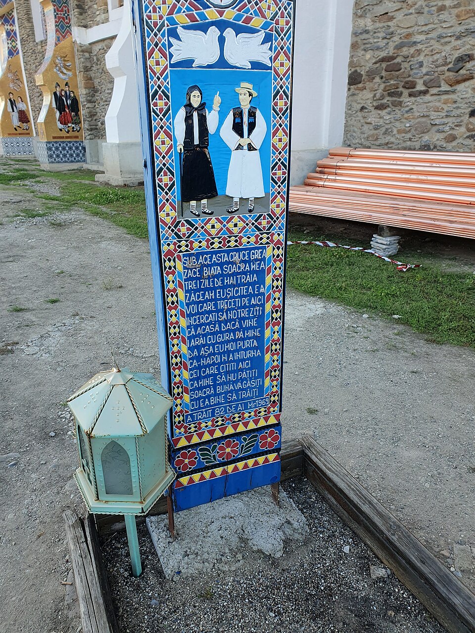 Épitaphe consacrée à une belle-mère au cimetière joyeux de Săpânța Épitaphe consacrée à une belle-mère au cimetière joyeux de Săpânța