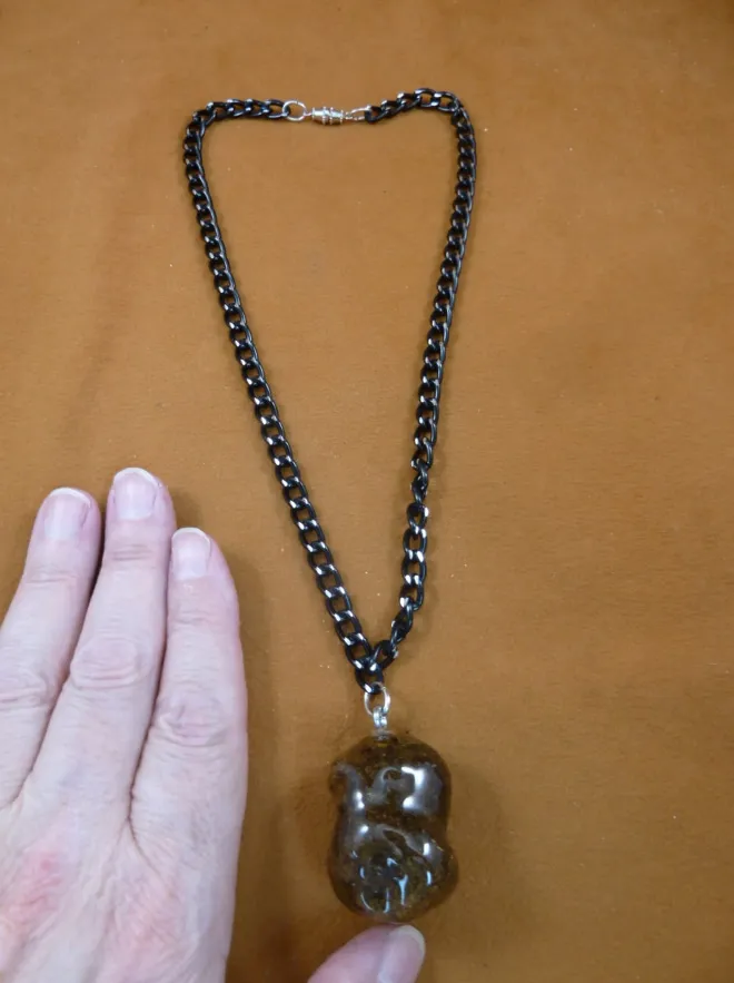 Des bijoux en crotte d'orignal des bijoux en crotte d orignal elan collier pendetif boucles d oreilles caca 3 des-bijoux-en-crotte-d-orignal-elan-collier-pendetif-boucles-d-oreilles-caca-3