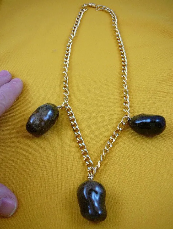 Des bijoux en crotte d'orignal des bijoux en crotte d orignal elan collier pendetif boucles d oreilles caca 9 des-bijoux-en-crotte-d-orignal-elan-collier-pendetif-boucles-d-oreilles-caca-9