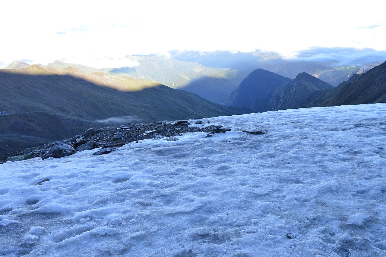 Lac Roopkund à plus de 5 000 mètres dans l’Himalaya indien Lac Roopkund à plus de 5 000 mètres dans l’Himalaya indien