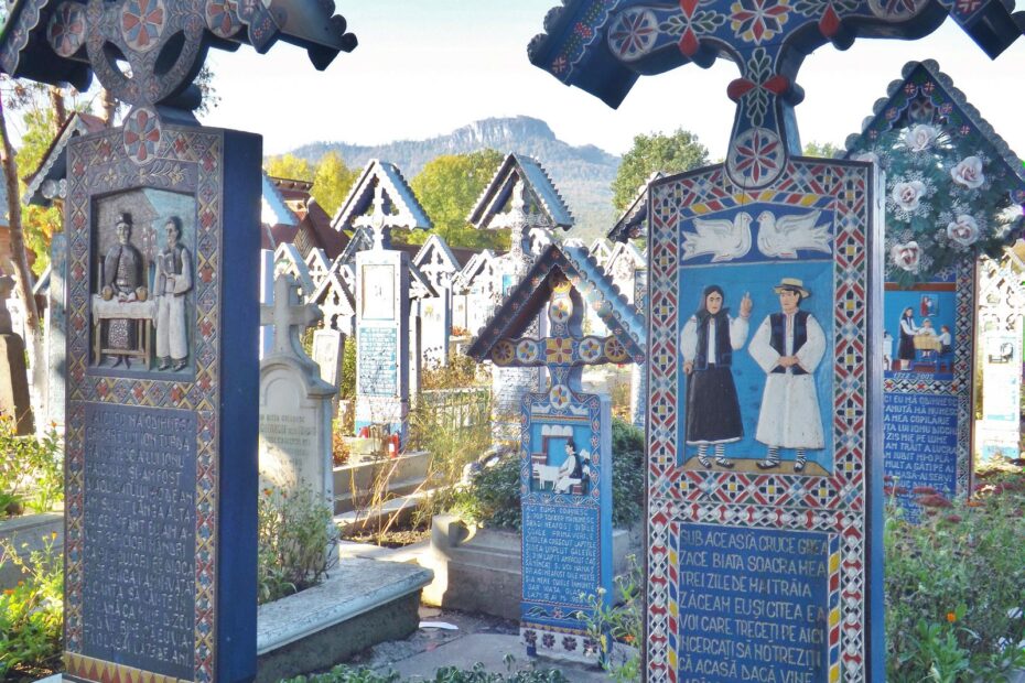 Le joyeux cimetière de Săpânța dans les Maramureș de Roumanie le joyeux cimetiere de Sapanta maramures roumanie tombe sculpture 1 Croix peintes du cimetière joyeux de Săpânța en Roumanie