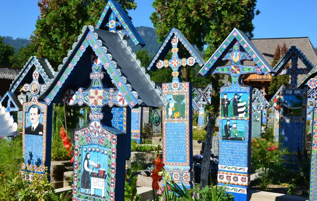 le joyeux cimetière de Sapanta dans les Maramures de Roumanie le joyeux cimetiere de Sapanta maramures roumanie tombe sculpture 2 le-joyeux-cimetiere-de-Sapanta-maramures-roumanie-tombe-sculpture-2