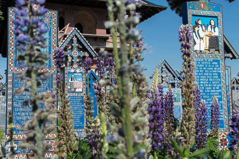 le joyeux cimetière de Sapanta dans les Maramures de Roumanie le joyeux cimetiere de Sapanta maramures roumanie tombe sculpture 3 le-joyeux-cimetiere-de-Sapanta-maramures-roumanie-tombe-sculpture-3