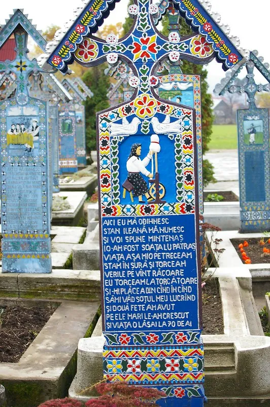 le joyeux cimetière de Sapanta dans les Maramures de Roumanie le joyeux cimetiere de Sapanta maramures roumanie tombe sculpture 7 le-joyeux-cimetiere-de-Sapanta-maramures-roumanie-tombe-sculpture-7