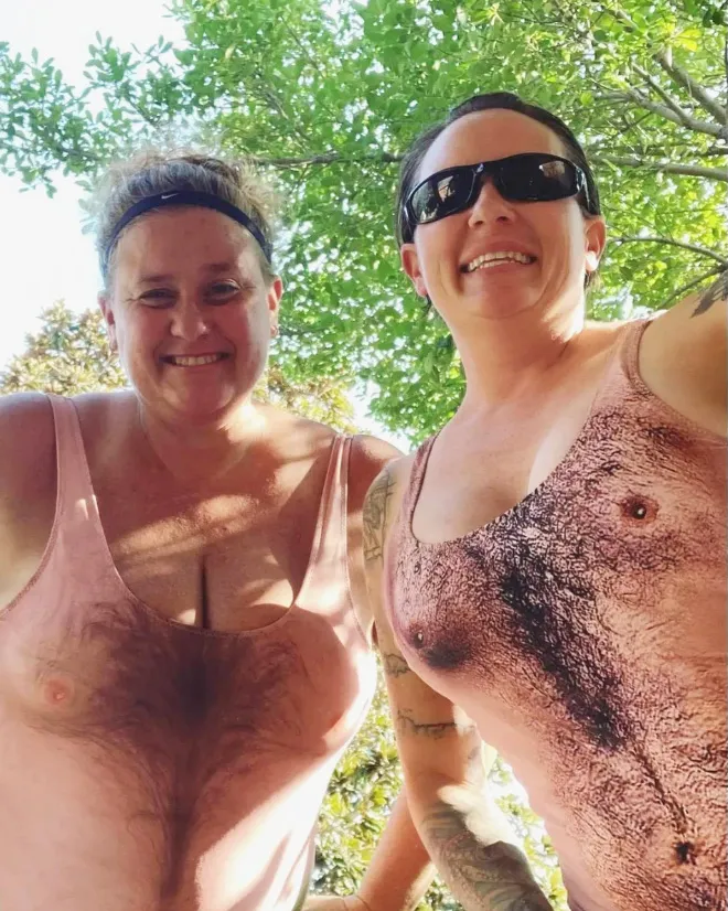 Le maillot de bain poilu, tendance de l'été? le maillot de bain poilu imitation homme mode 3 le-maillot-de-bain-poilu-imitation-homme-mode