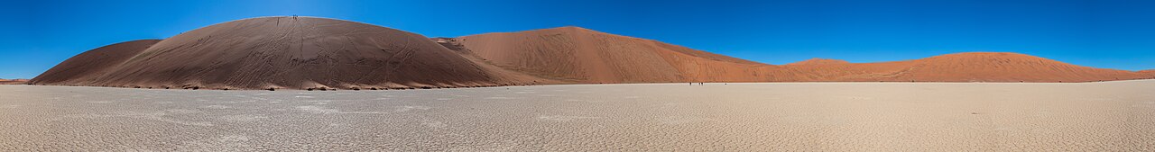 Panorama de Deadvlei et des dunes de Sossusvlei dans le désert du Namib en Namibie Panorama de Deadvlei et des dunes de Sossusvlei dans le désert du Namib en Namibie