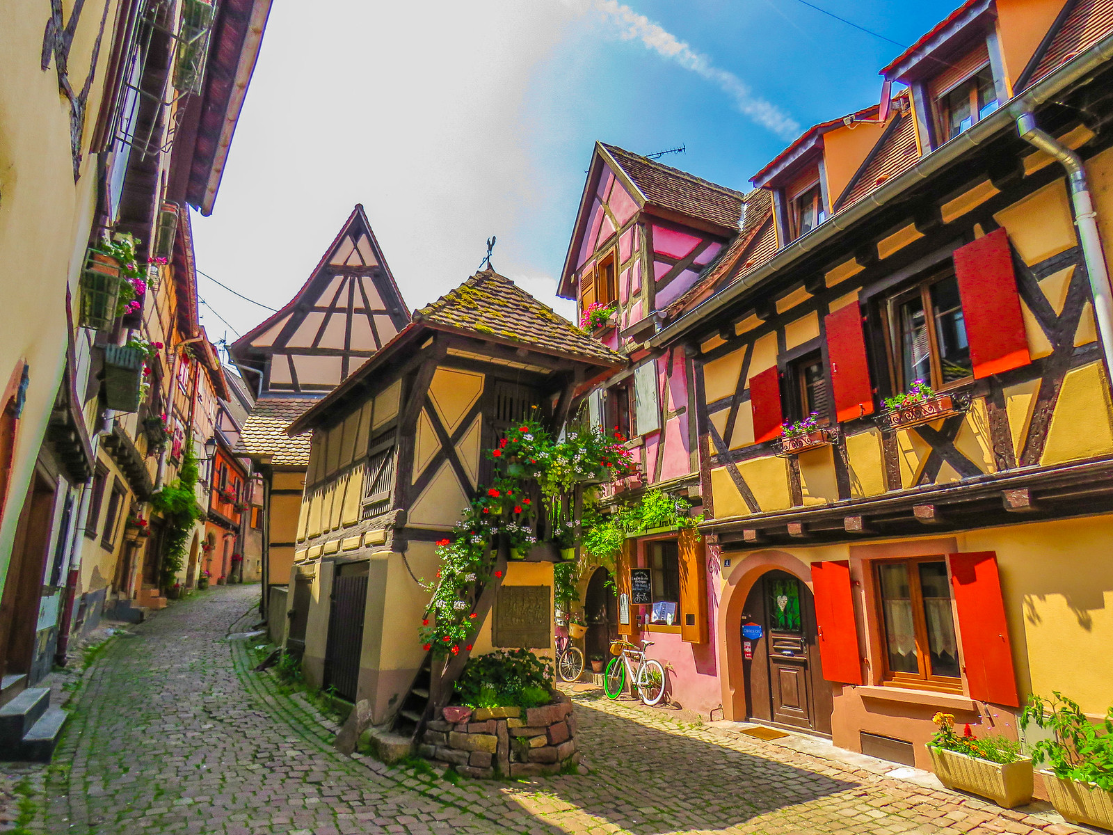 Pigeonnier à colombages dans la rue du Rempart-Sud à Eguisheim Pigeonnier à colombages dans la rue du Rempart-Sud à Eguisheim