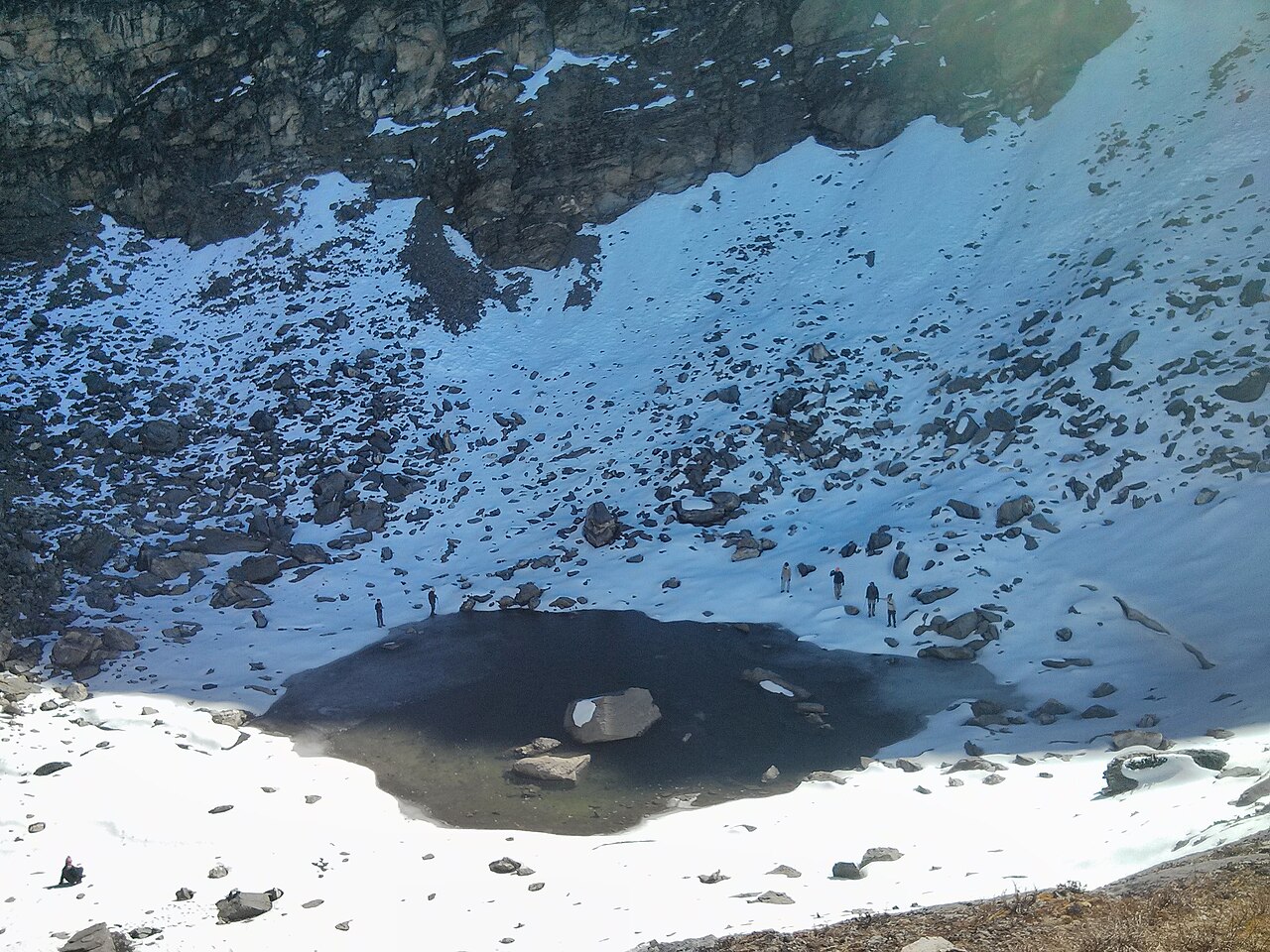 Ossements humains près du lac Roopkund en Inde Ossements humains près du lac Roopkund en Inde