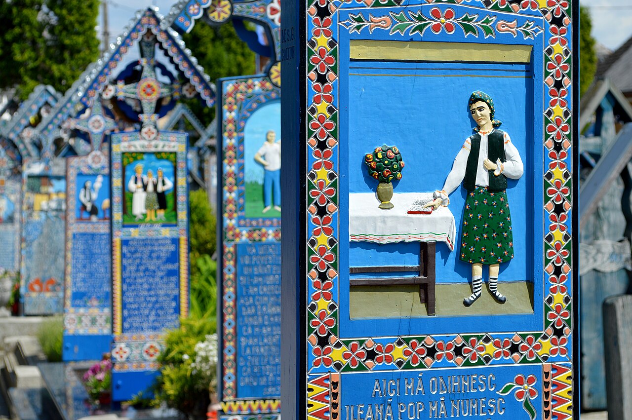 sapanta croix peintes portraits epitaphes Portraits peints sur les croix du cimetière joyeux de Săpânța