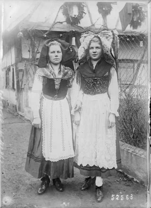 20 portraits de femmes alsaciennes en costume traditionnel alsacien 20 portraits de femmes alsaciennes en costume traditionnel alsacien alsace 18 20-portraits-de-femmes-alsaciennes-en-costume-traditionnel-alsacien-alsace-18