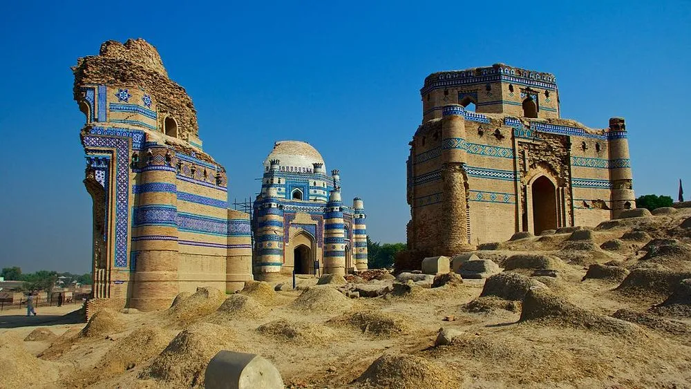 Le tombeau de Bibi Jawindi, un monument en grand péril Le tombeau de Bibi Jawindi un monument ruine pakistan uch 7 Le-tombeau-de-Bibi-Jawindi-un-monument-ruine-pakistan-uch-7