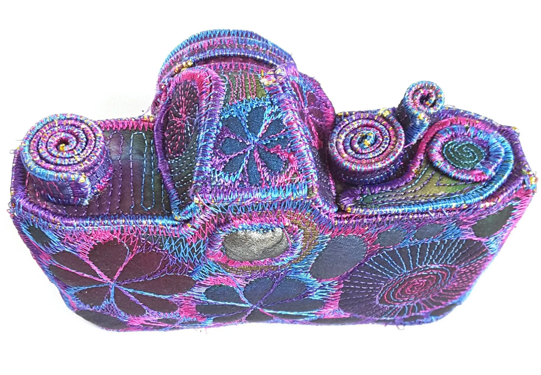 Les objets brodés de Sue Trevor Les objets brodes de Sue Trevor 9 appareil photo Les-objets-brodes-de-Sue-Trevor-9-appareil-photo