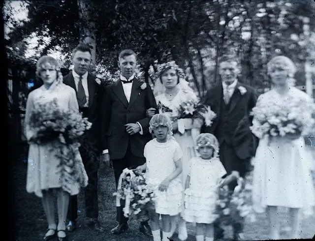 Quelques demoiselles d'honneur lors de mariages dans les années 1920 Quelques demoiselles dhonneur lors de mariages dans les annees 1920 12 Quelques-demoiselles-dhonneur-lors-de-mariages-dans-les-annees-1920-12