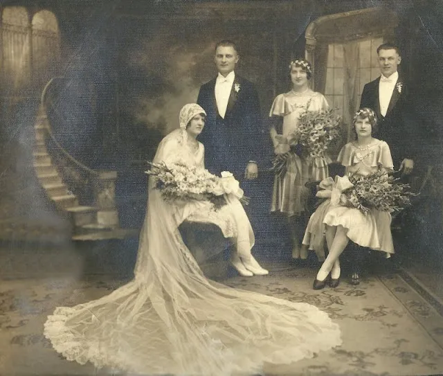 Quelques demoiselles d'honneur lors de mariages dans les années 1920 Quelques demoiselles dhonneur lors de mariages dans les annees 1920 15 Quelques-demoiselles-dhonneur-lors-de-mariages-dans-les-annees-1920-15