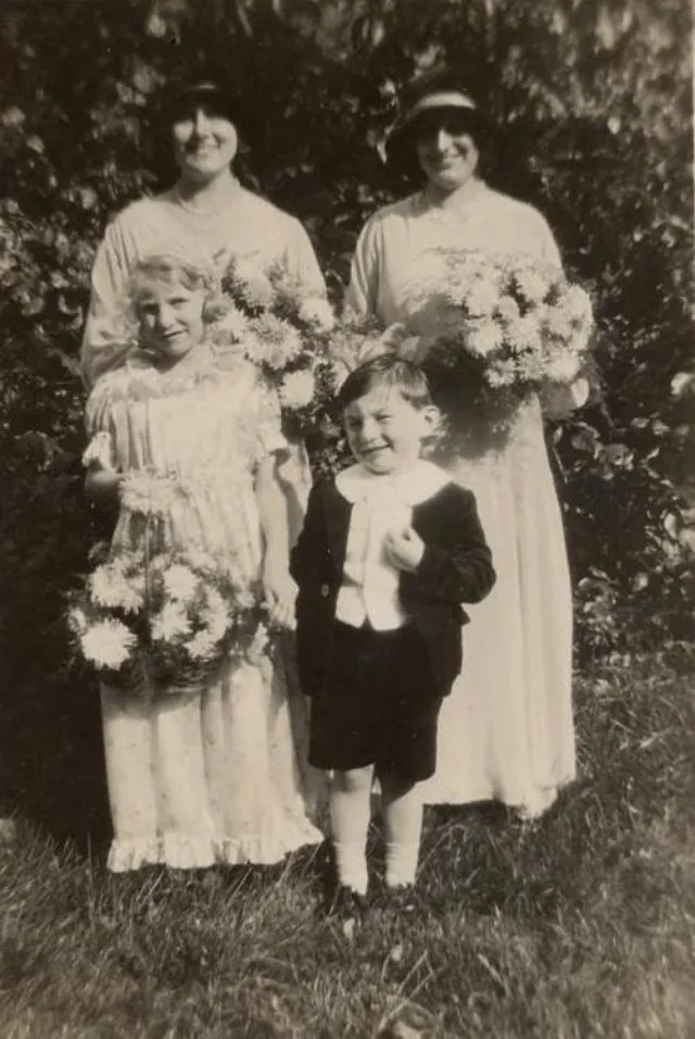 Quelques demoiselles d'honneur lors de mariages dans les années 1920 Quelques demoiselles dhonneur lors de mariages dans les annees 1920 19 Quelques-demoiselles-dhonneur-lors-de-mariages-dans-les-annees-1920-19