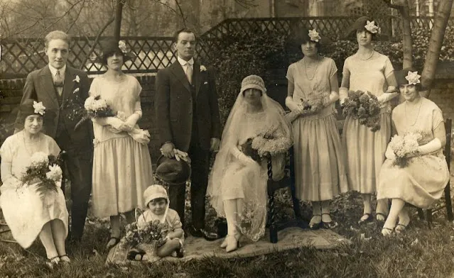 Quelques demoiselles d'honneur lors de mariages dans les années 1920 Quelques demoiselles dhonneur lors de mariages dans les annees 1920 2 Quelques-demoiselles-dhonneur-lors-de-mariages-dans-les-annees-1920-2