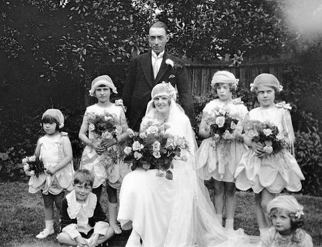 Quelques demoiselles d'honneur lors de mariages dans les années 1920 Quelques demoiselles dhonneur lors de mariages dans les annees 1920 20 Quelques-demoiselles-dhonneur-lors-de-mariages-dans-les-annees-1920-20